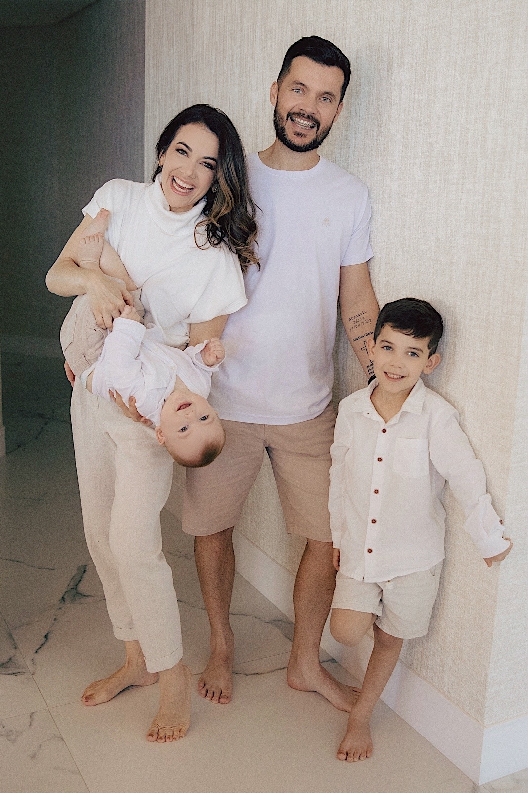 ensaio familia - ensaio em casa - ensaio fotografico - fotografos de itapema - fotografia de familia - familia - chroma fotografia