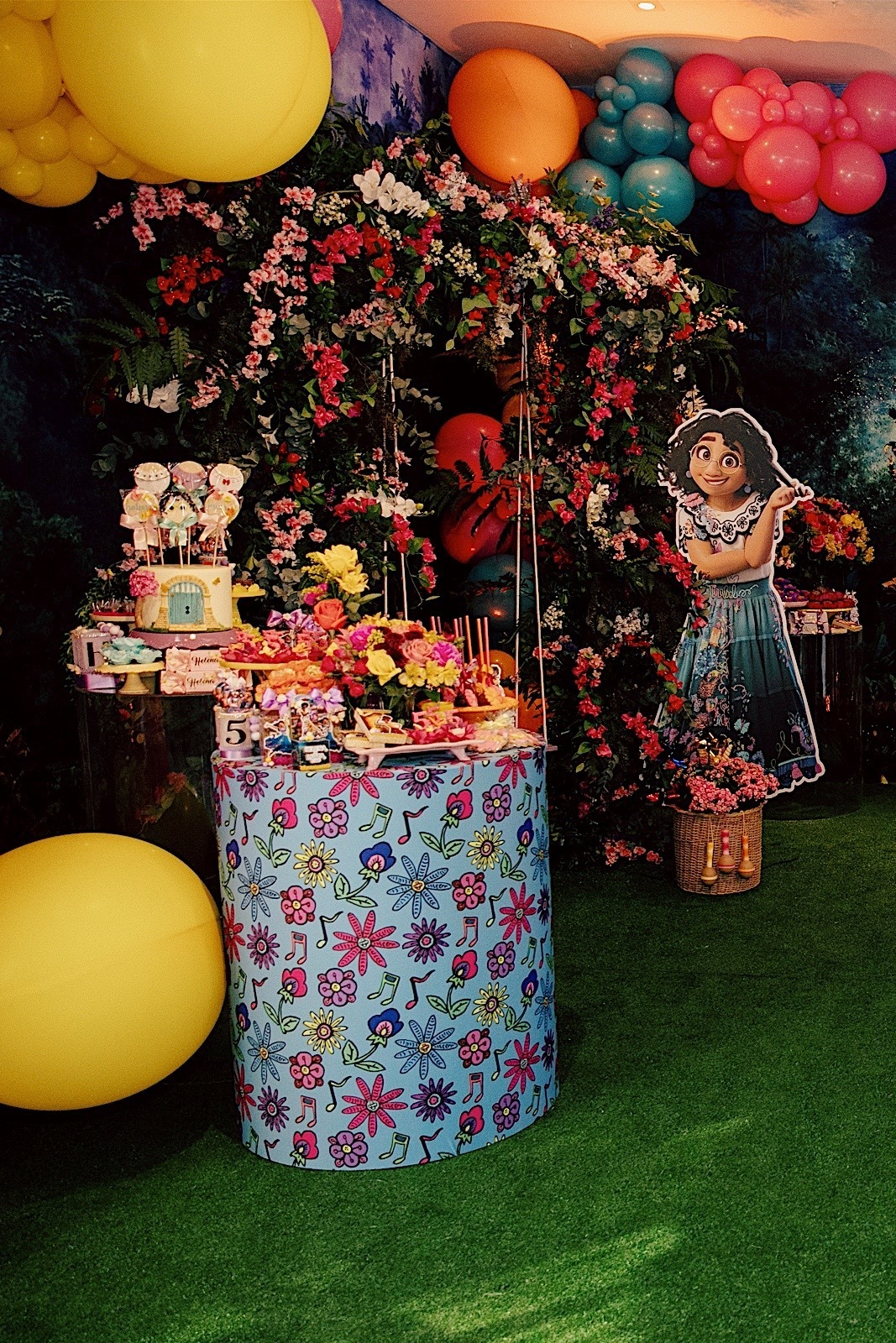 aniversario - aniversario infantil - helena e luiza 5 anos - aniversario no le classique - tema familia madrigal - aniversario em jaragua do sul - fotografos jaragua do sul - fotografia infantil - chroma fotografia