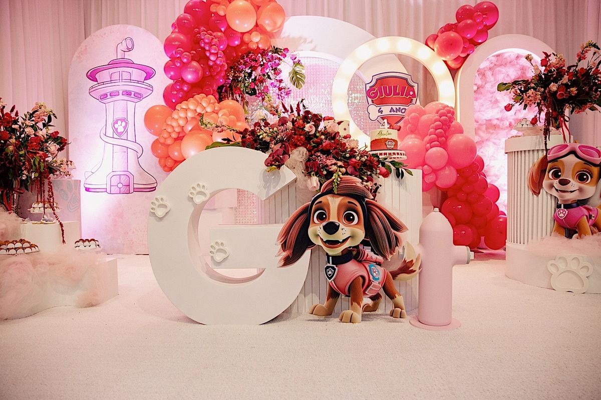  A decoração estava incrível, repleta de detalhes encantadores que refletiam toda a magia do dia.