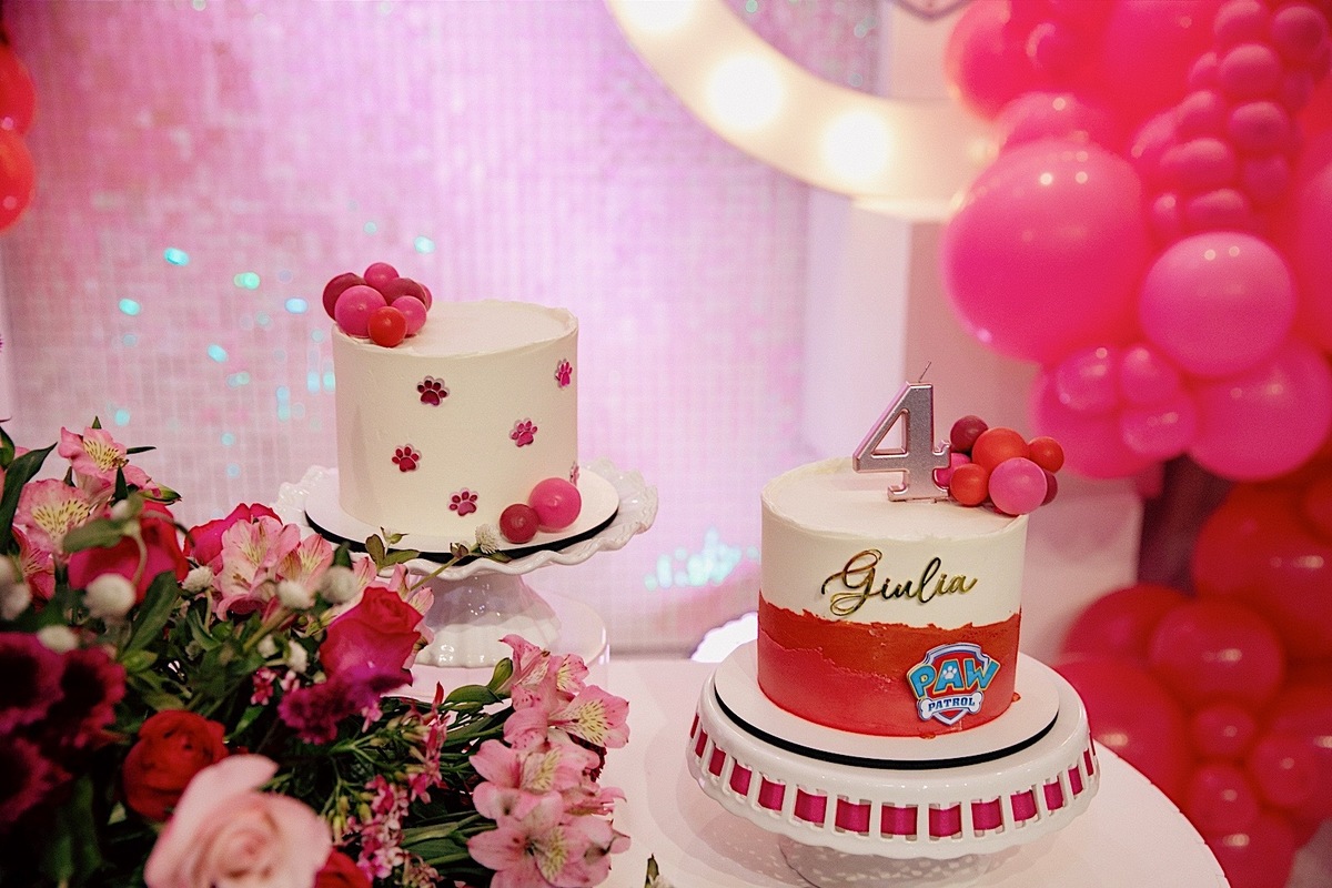  A decoração estava incrível, repleta de detalhes encantadores que refletiam toda a magia do dia.