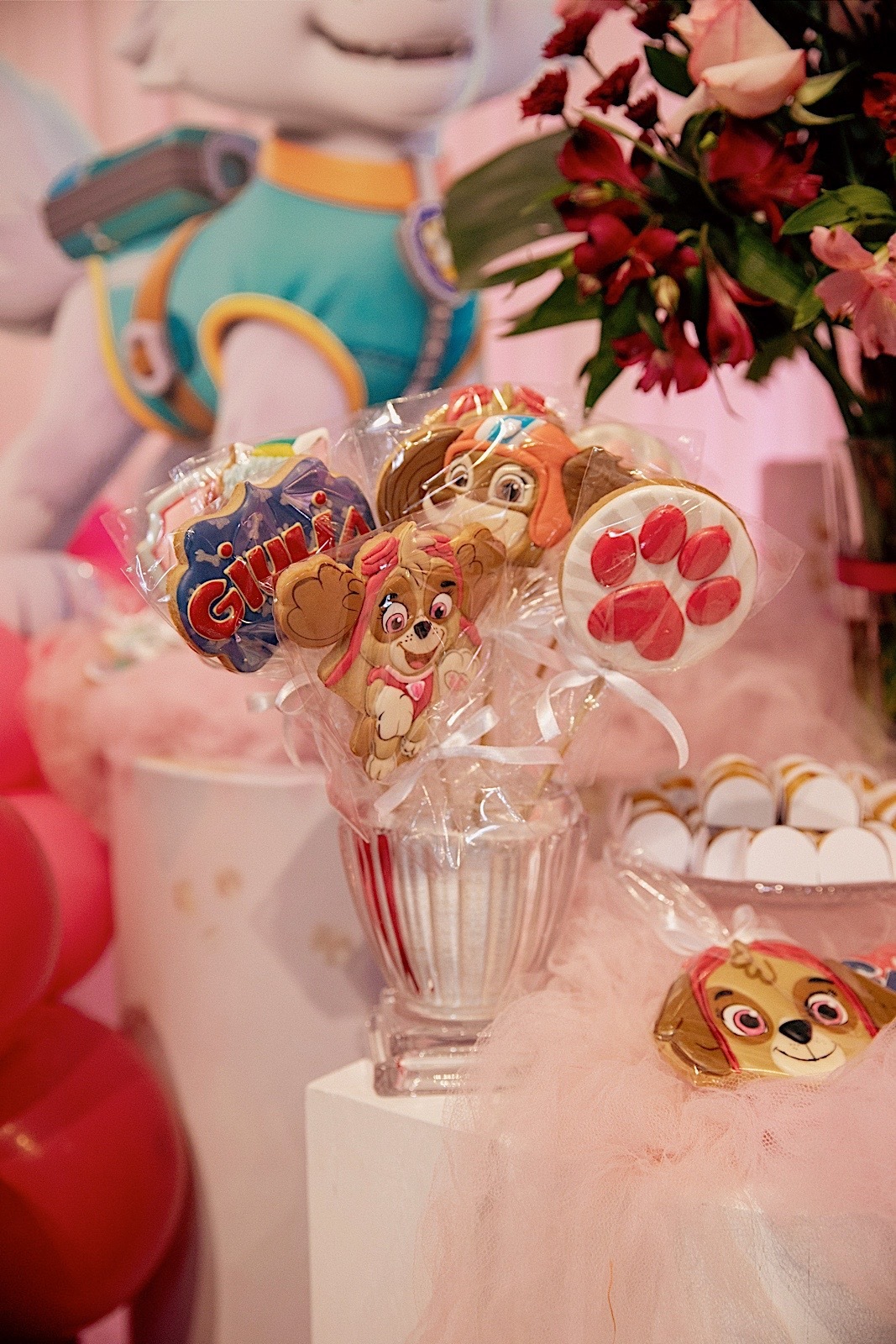  A decoração estava incrível, repleta de detalhes encantadores que refletiam toda a magia do dia.