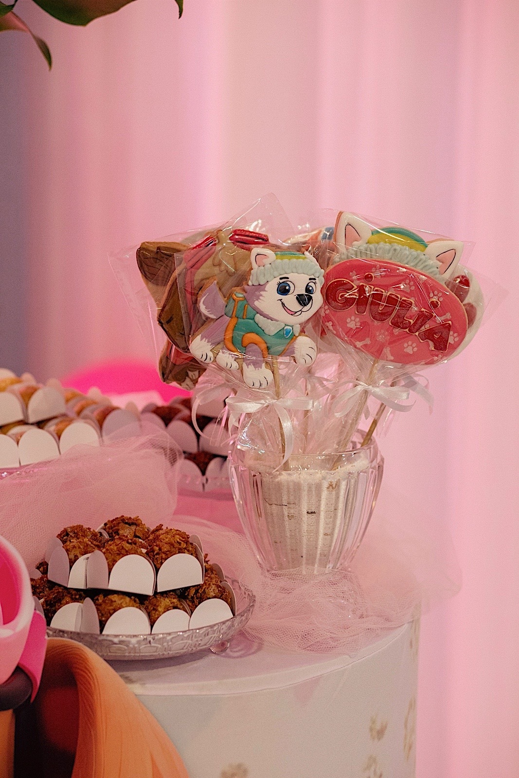  A decoração estava incrível, repleta de detalhes encantadores que refletiam toda a magia do dia.