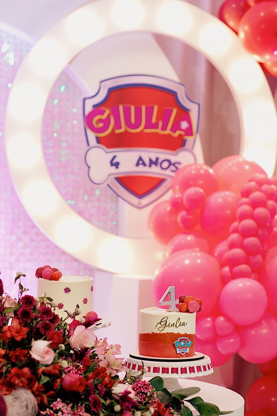  A decoração estava incrível, repleta de detalhes encantadores que refletiam toda a magia do dia.