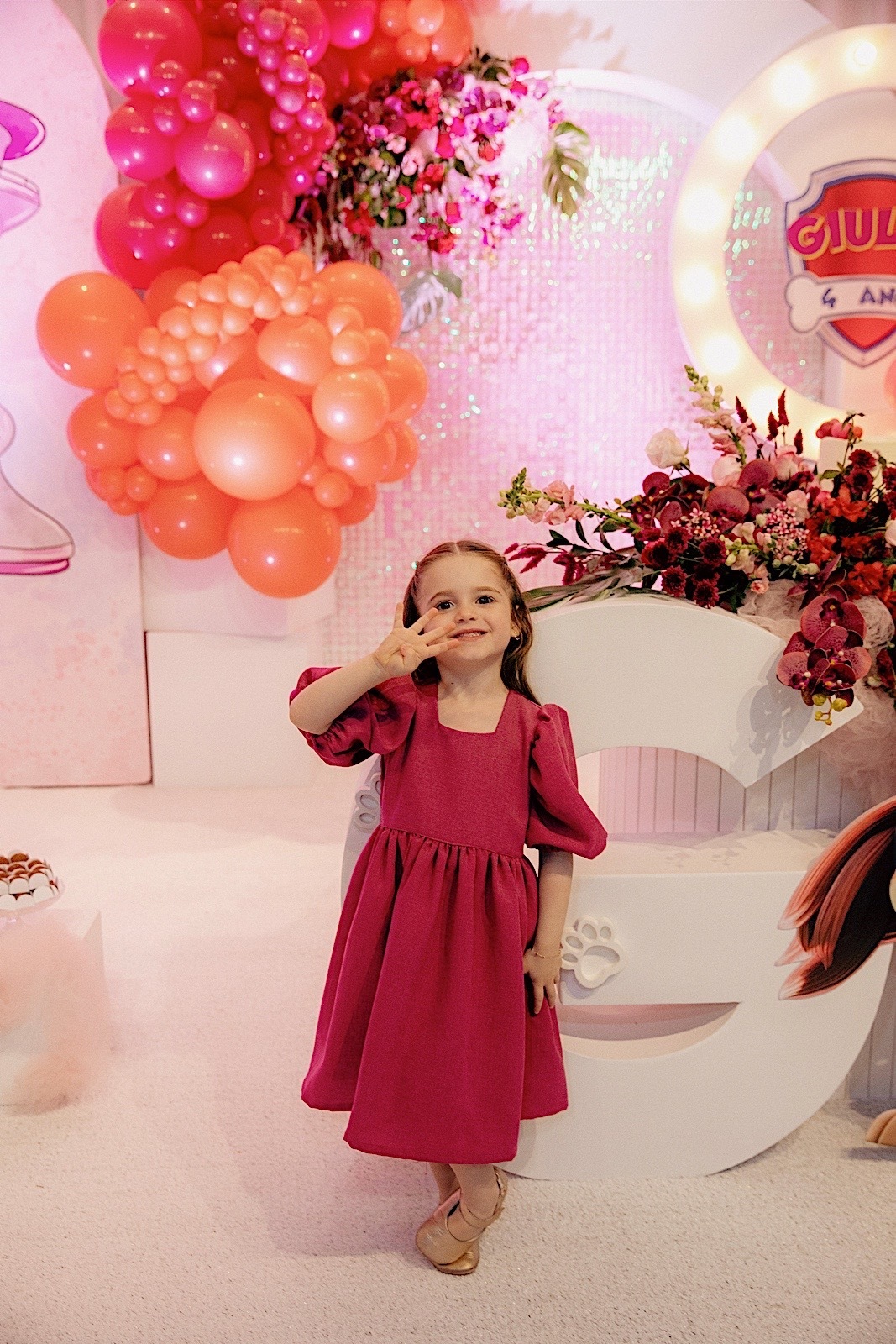  A decoração estava incrível, repleta de detalhes encantadores que refletiam toda a magia do dia.