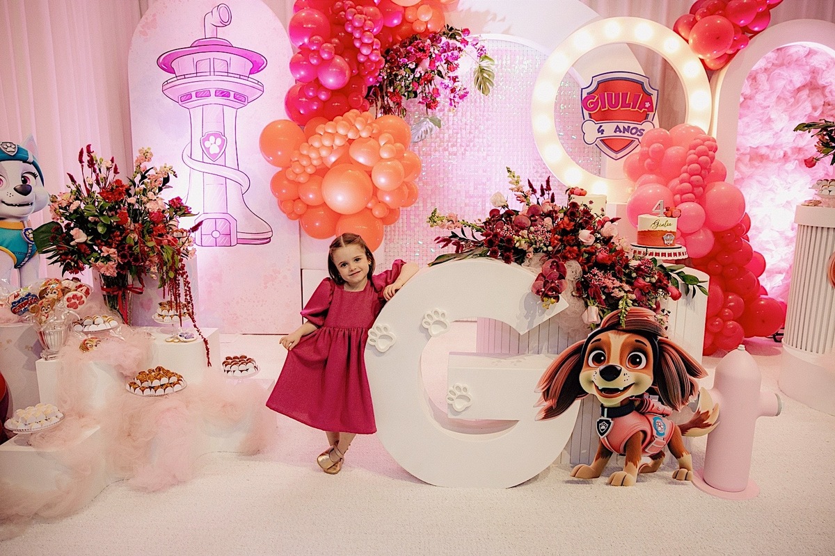  A decoração estava incrível, repleta de detalhes encantadores que refletiam toda a magia do dia.