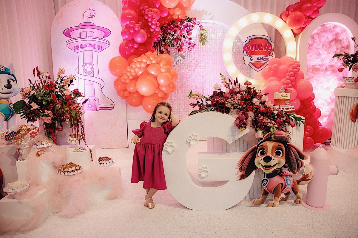  A decoração estava incrível, repleta de detalhes encantadores que refletiam toda a magia do dia.