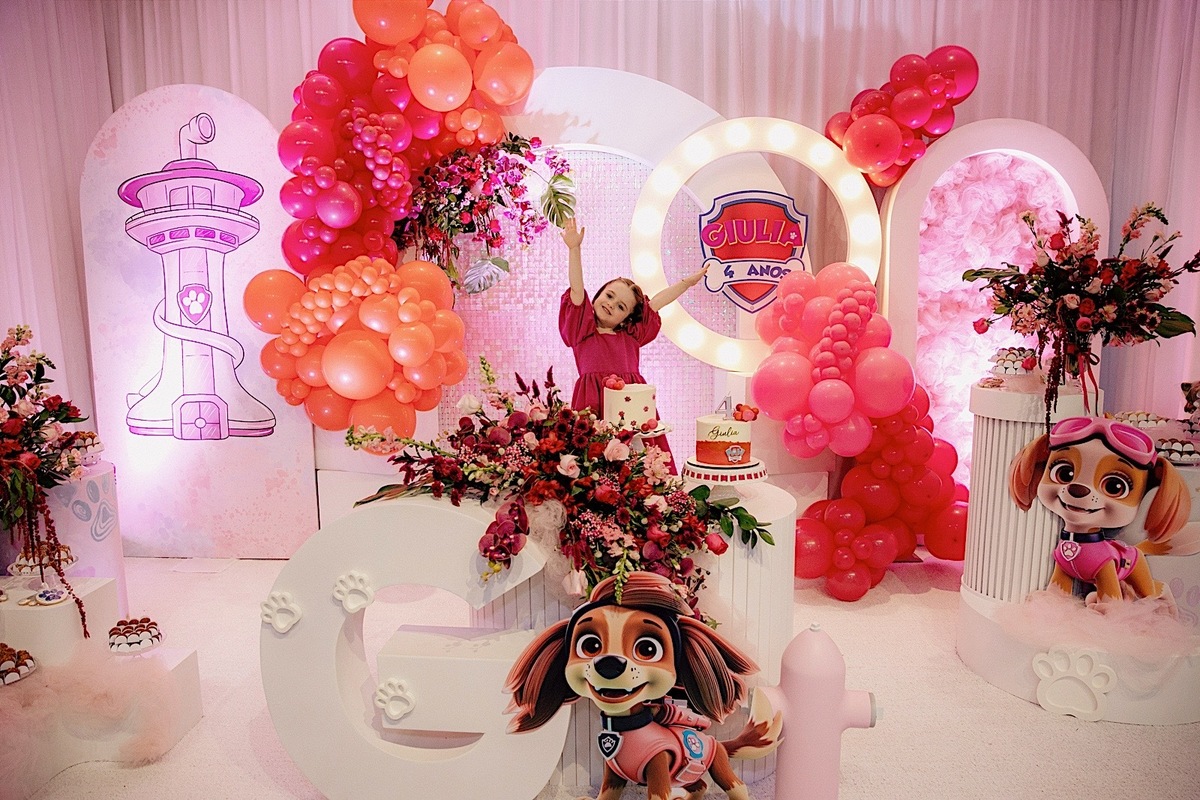  A decoração estava incrível, repleta de detalhes encantadores que refletiam toda a magia do dia.