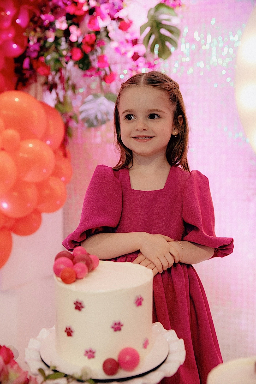  A decoração estava incrível, repleta de detalhes encantadores que refletiam toda a magia do dia.