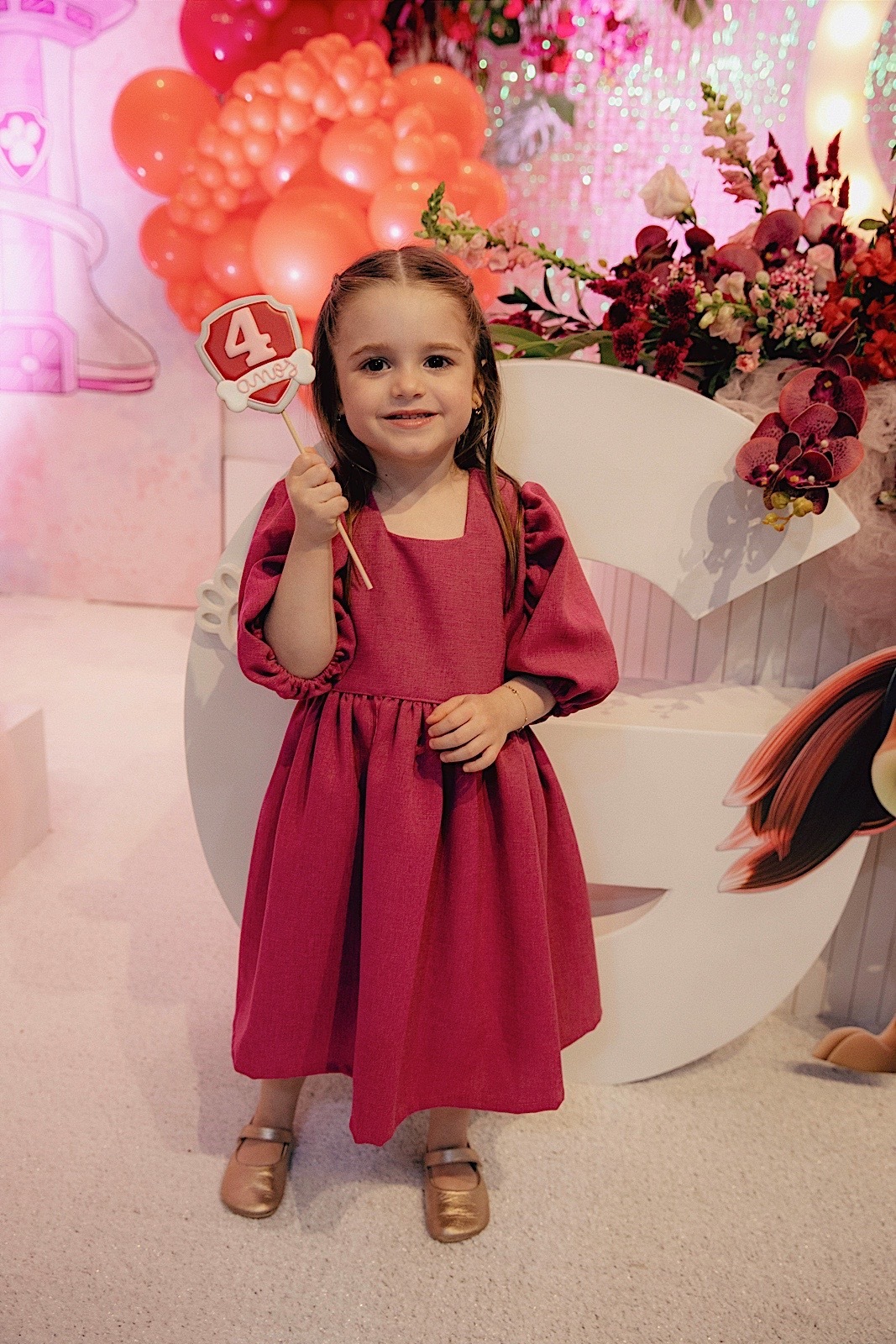  A decoração estava incrível, repleta de detalhes encantadores que refletiam toda a magia do dia.