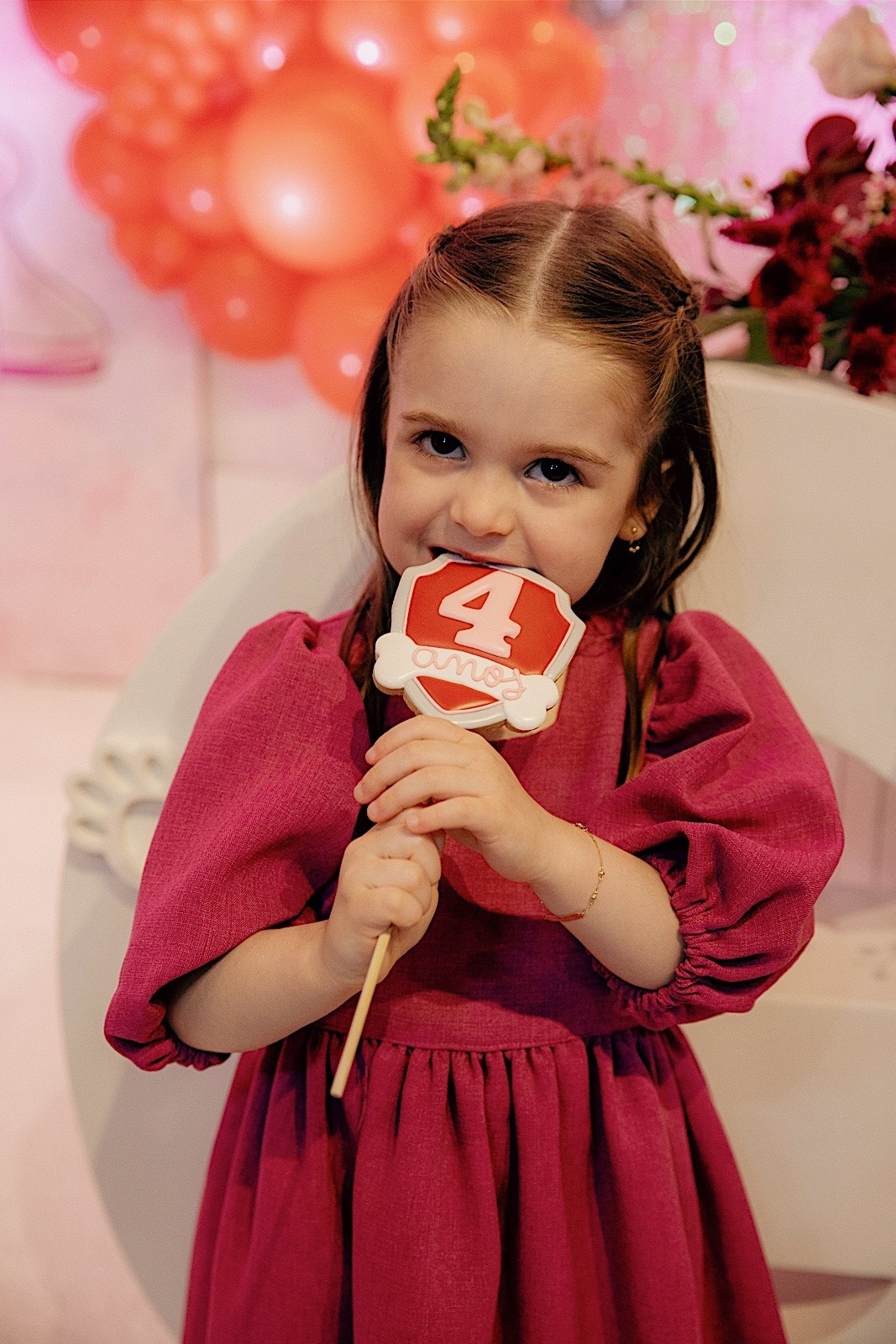  A decoração estava incrível, repleta de detalhes encantadores que refletiam toda a magia do dia.