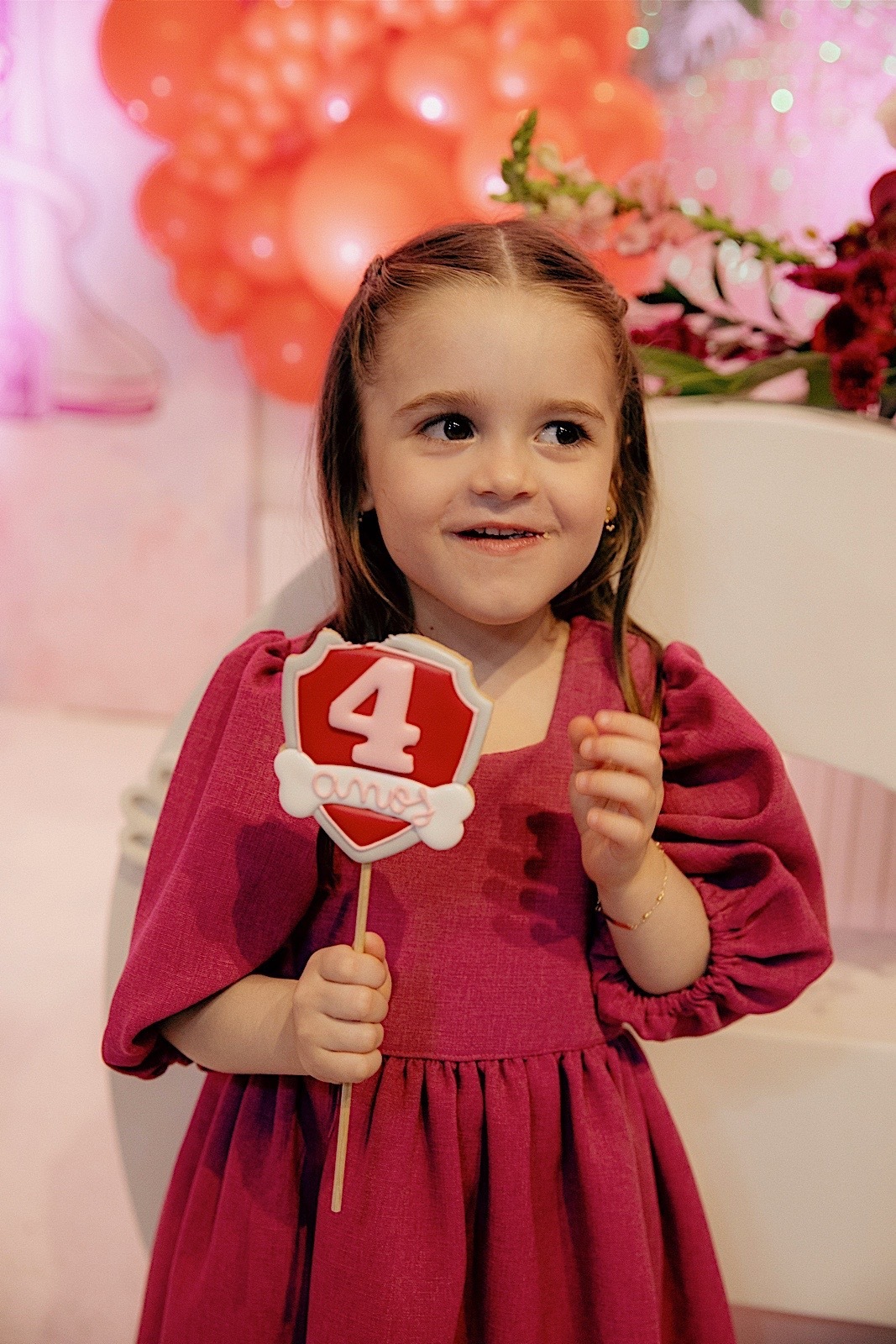  A decoração estava incrível, repleta de detalhes encantadores que refletiam toda a magia do dia.