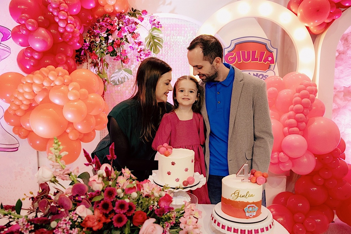  A decoração estava incrível, repleta de detalhes encantadores que refletiam toda a magia do dia.