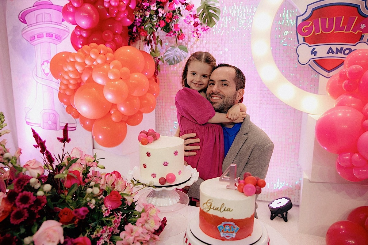  A decoração estava incrível, repleta de detalhes encantadores que refletiam toda a magia do dia.