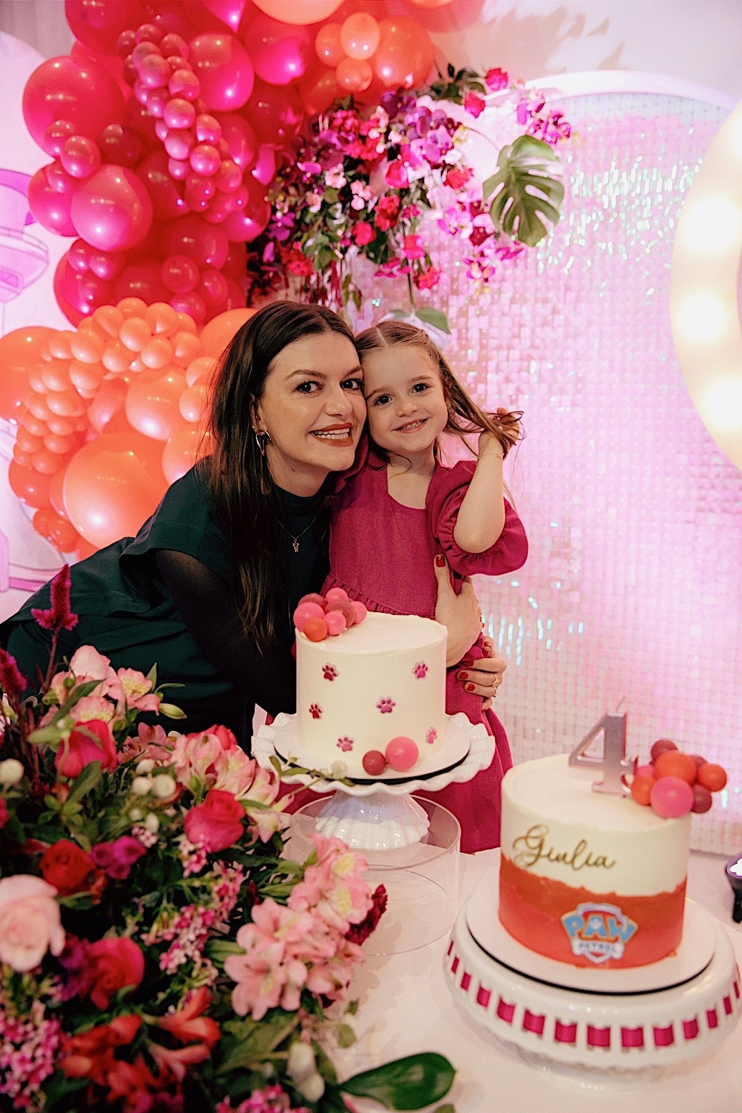  A decoração estava incrível, repleta de detalhes encantadores que refletiam toda a magia do dia.