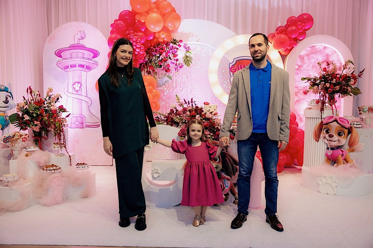  A decoração estava incrível, repleta de detalhes encantadores que refletiam toda a magia do dia.