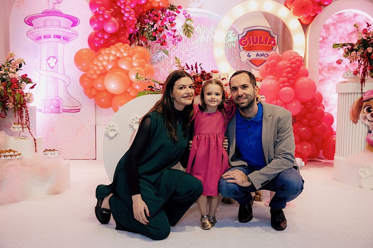  A decoração estava incrível, repleta de detalhes encantadores que refletiam toda a magia do dia.