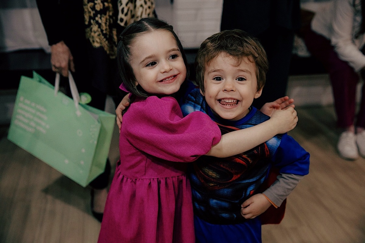  A decoração estava incrível, repleta de detalhes encantadores que refletiam toda a magia do dia.