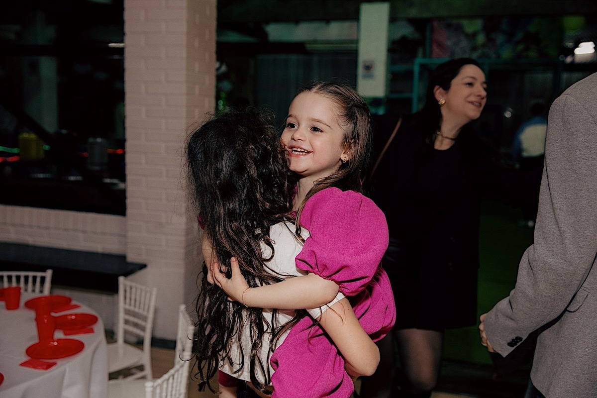  A decoração estava incrível, repleta de detalhes encantadores que refletiam toda a magia do dia.