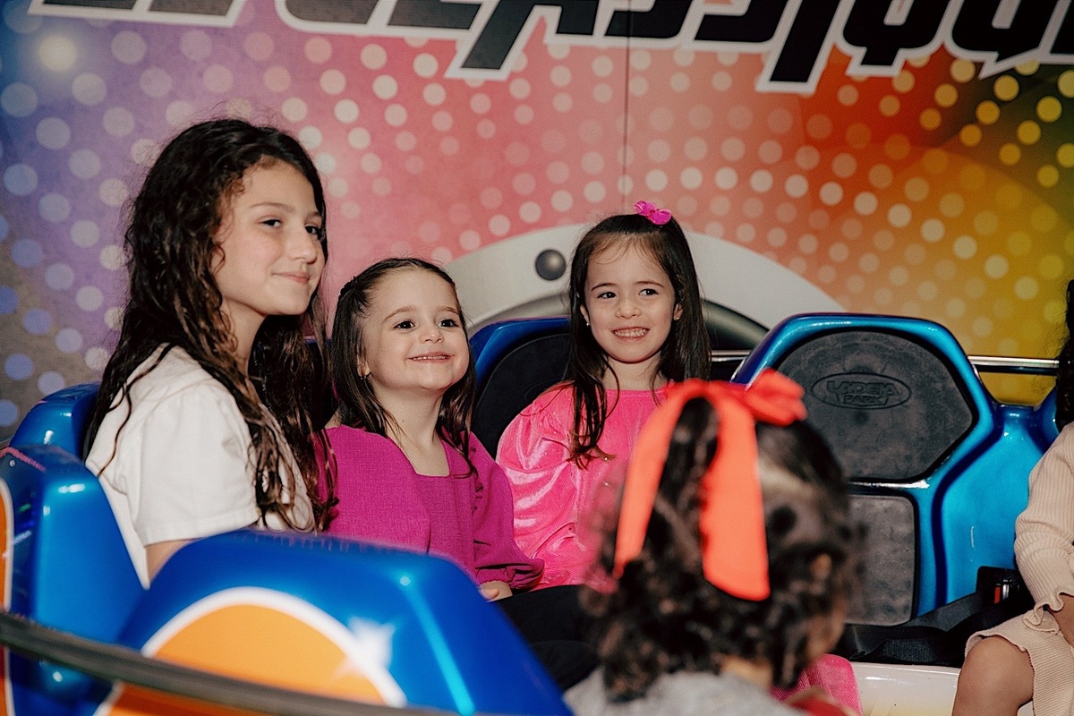  A decoração estava incrível, repleta de detalhes encantadores que refletiam toda a magia do dia.