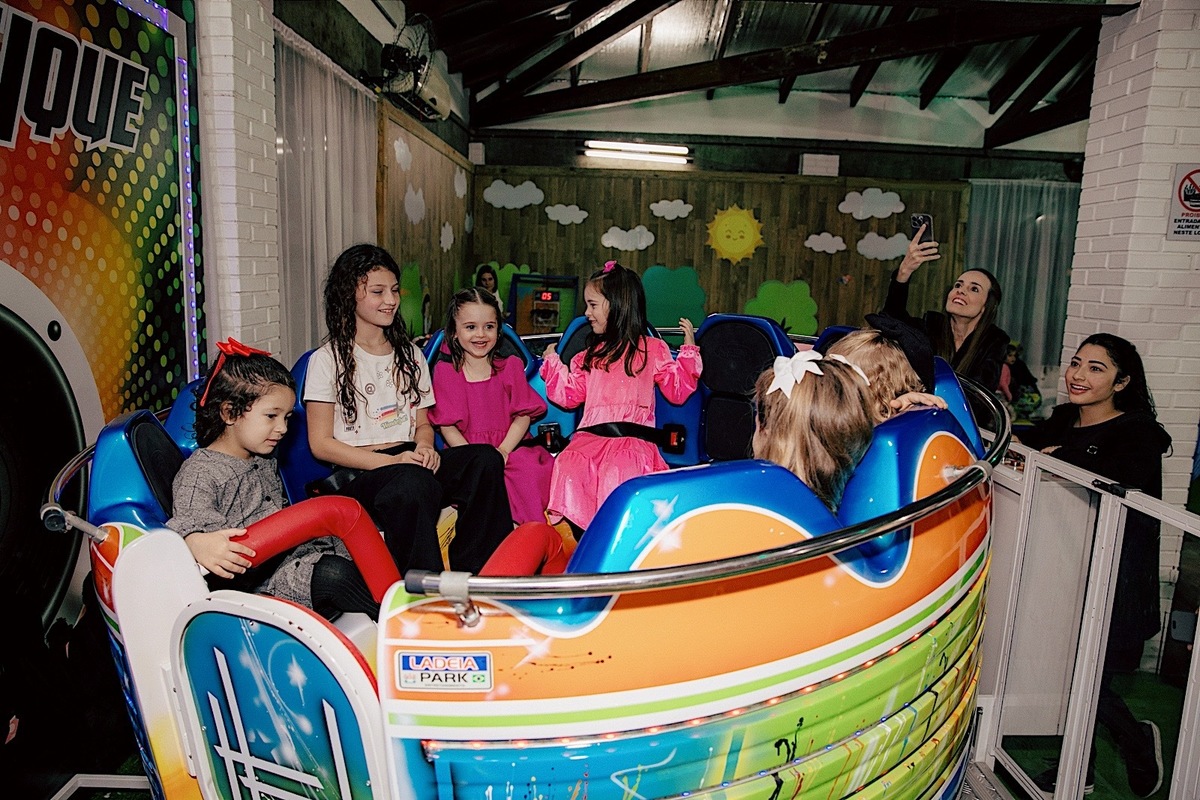  A decoração estava incrível, repleta de detalhes encantadores que refletiam toda a magia do dia.