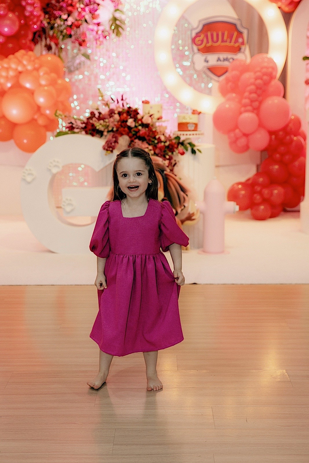  A decoração estava incrível, repleta de detalhes encantadores que refletiam toda a magia do dia.