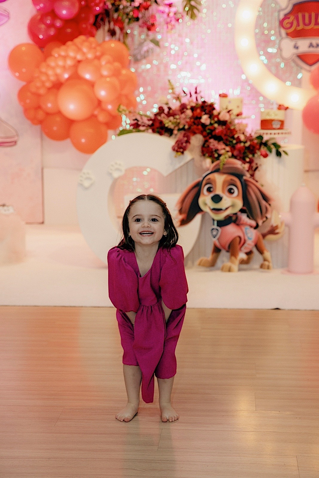  A decoração estava incrível, repleta de detalhes encantadores que refletiam toda a magia do dia.