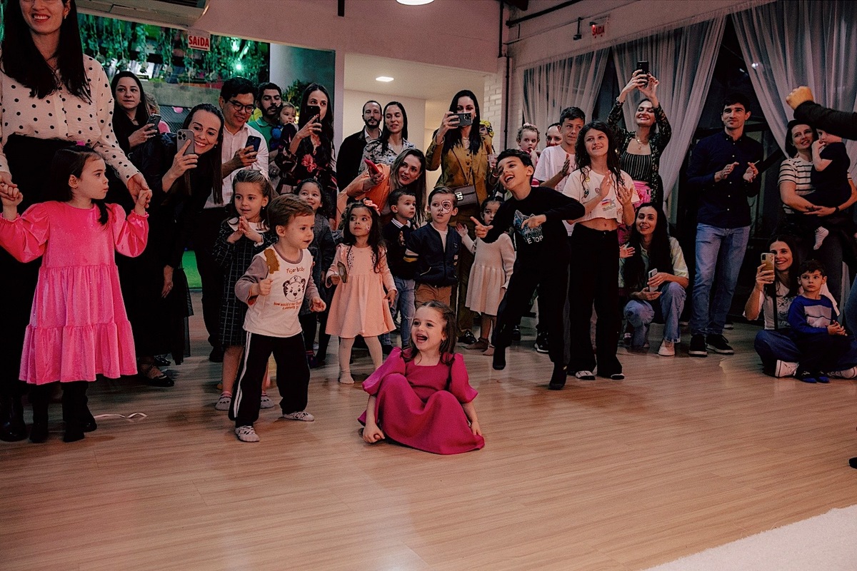  A decoração estava incrível, repleta de detalhes encantadores que refletiam toda a magia do dia.