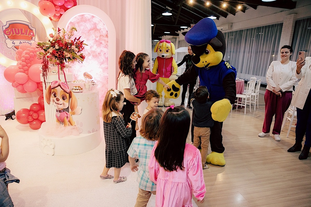  A decoração estava incrível, repleta de detalhes encantadores que refletiam toda a magia do dia.