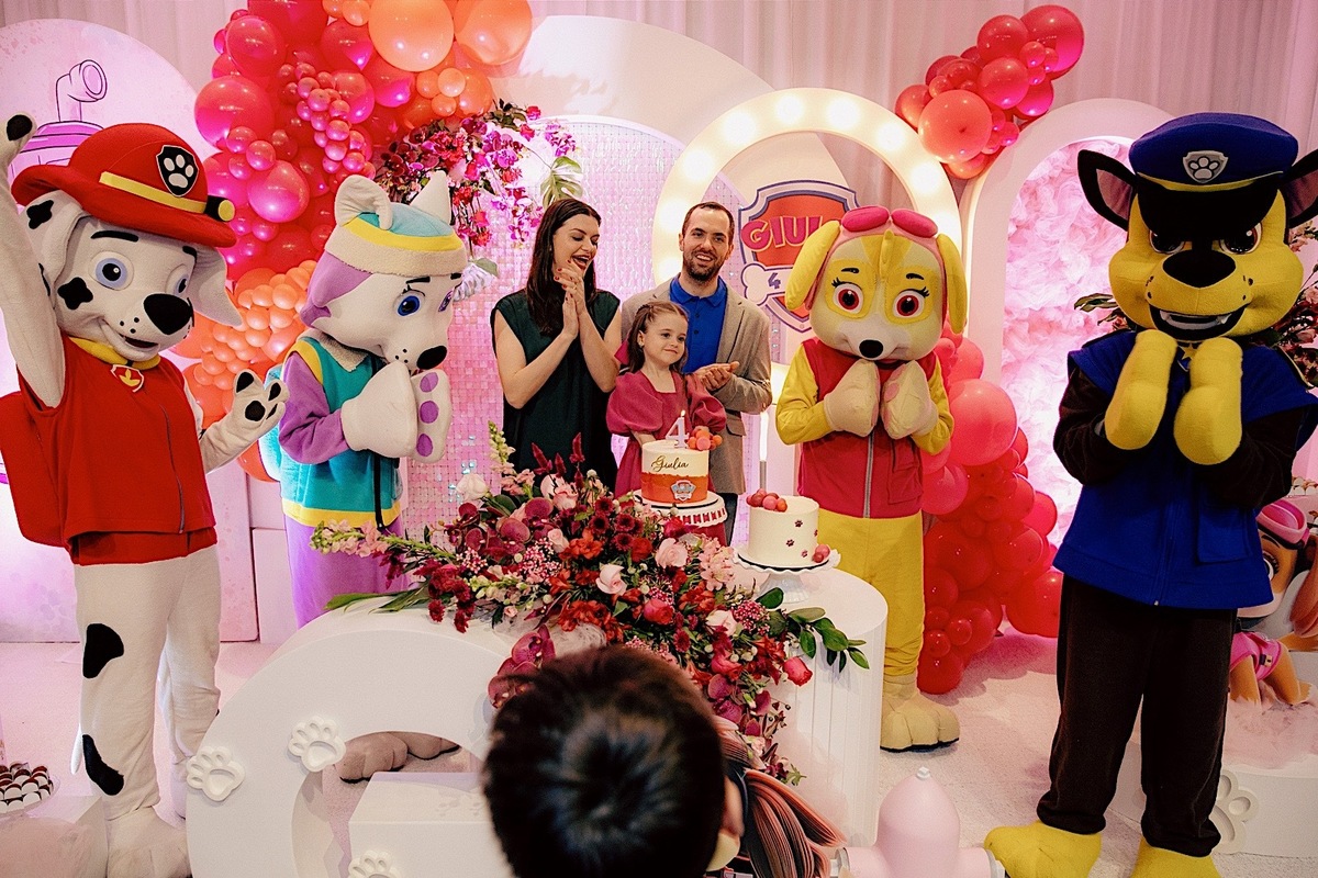  A decoração estava incrível, repleta de detalhes encantadores que refletiam toda a magia do dia.