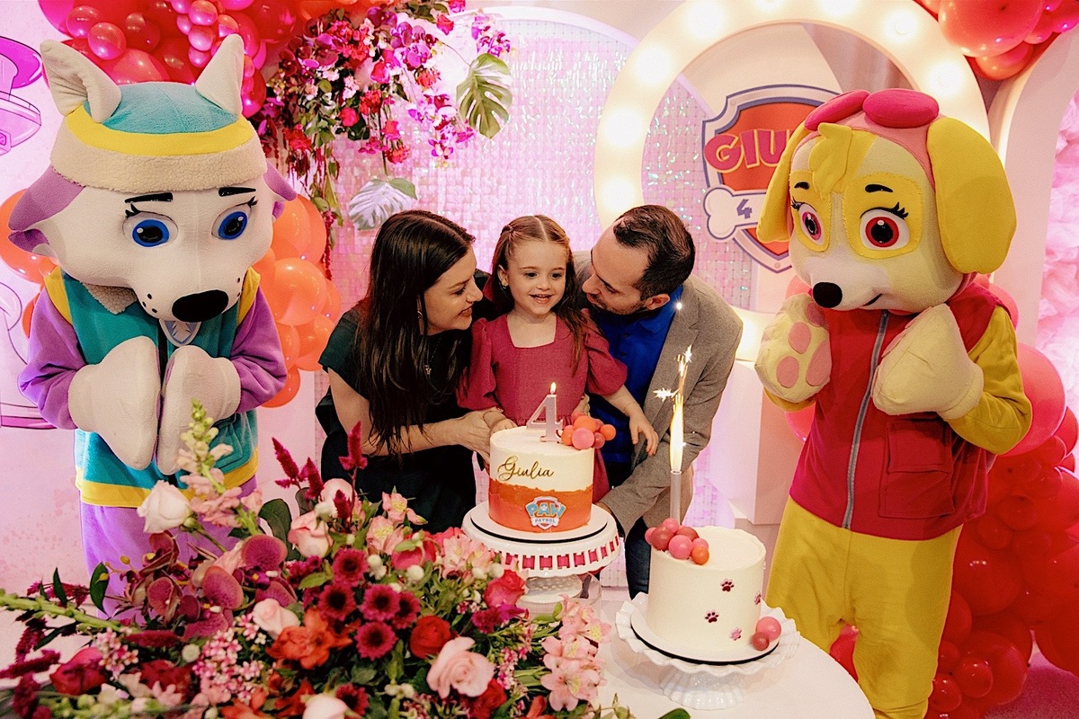  A decoração estava incrível, repleta de detalhes encantadores que refletiam toda a magia do dia.