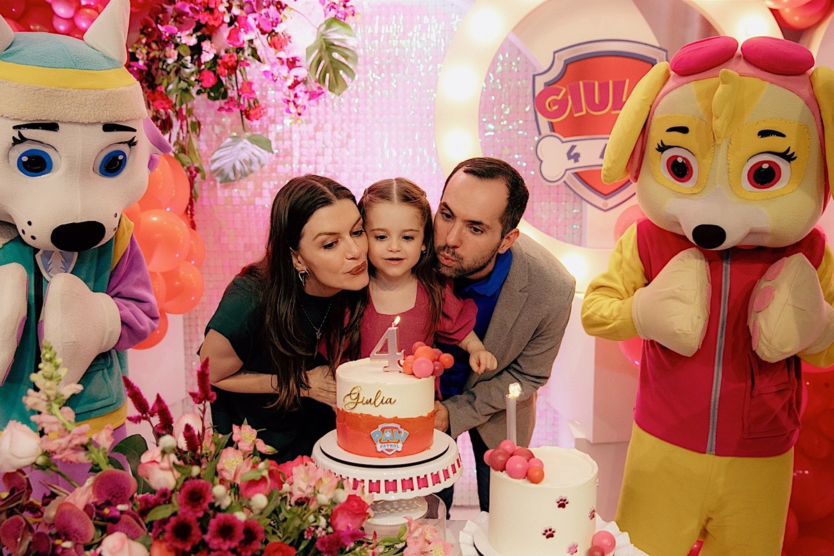  A decoração estava incrível, repleta de detalhes encantadores que refletiam toda a magia do dia.