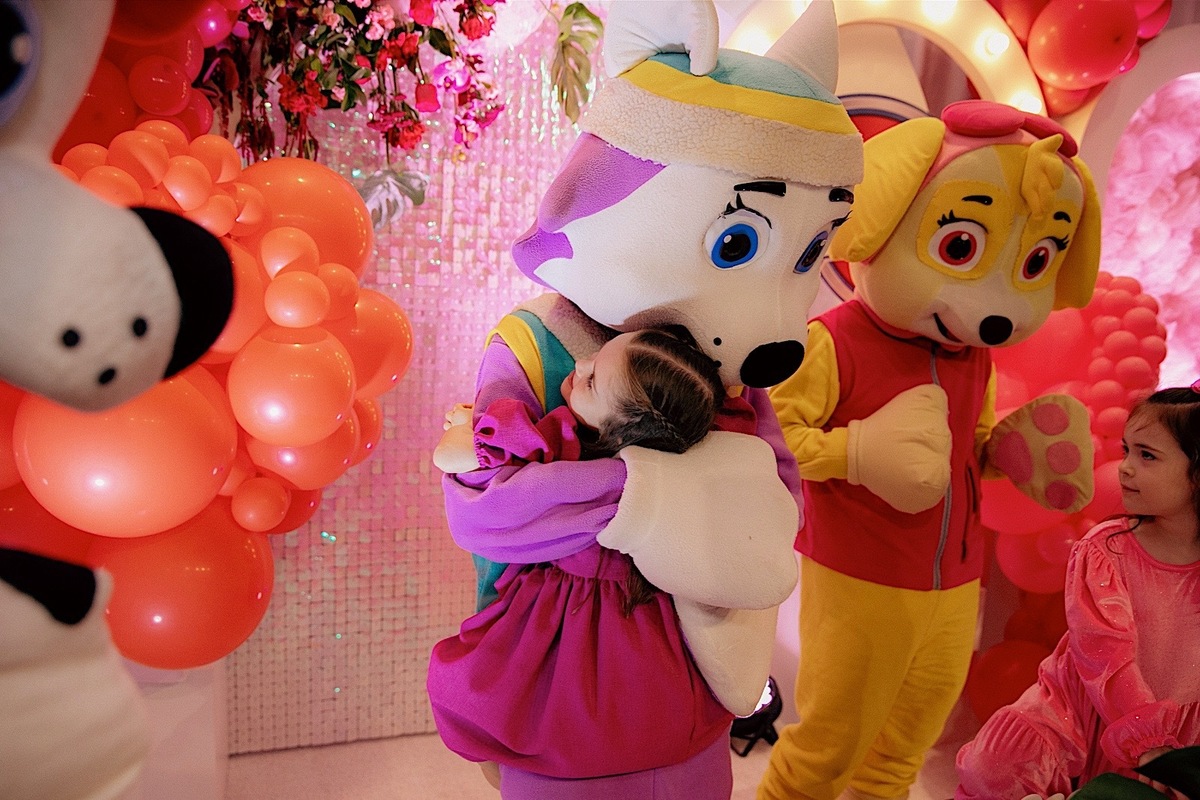  A decoração estava incrível, repleta de detalhes encantadores que refletiam toda a magia do dia.