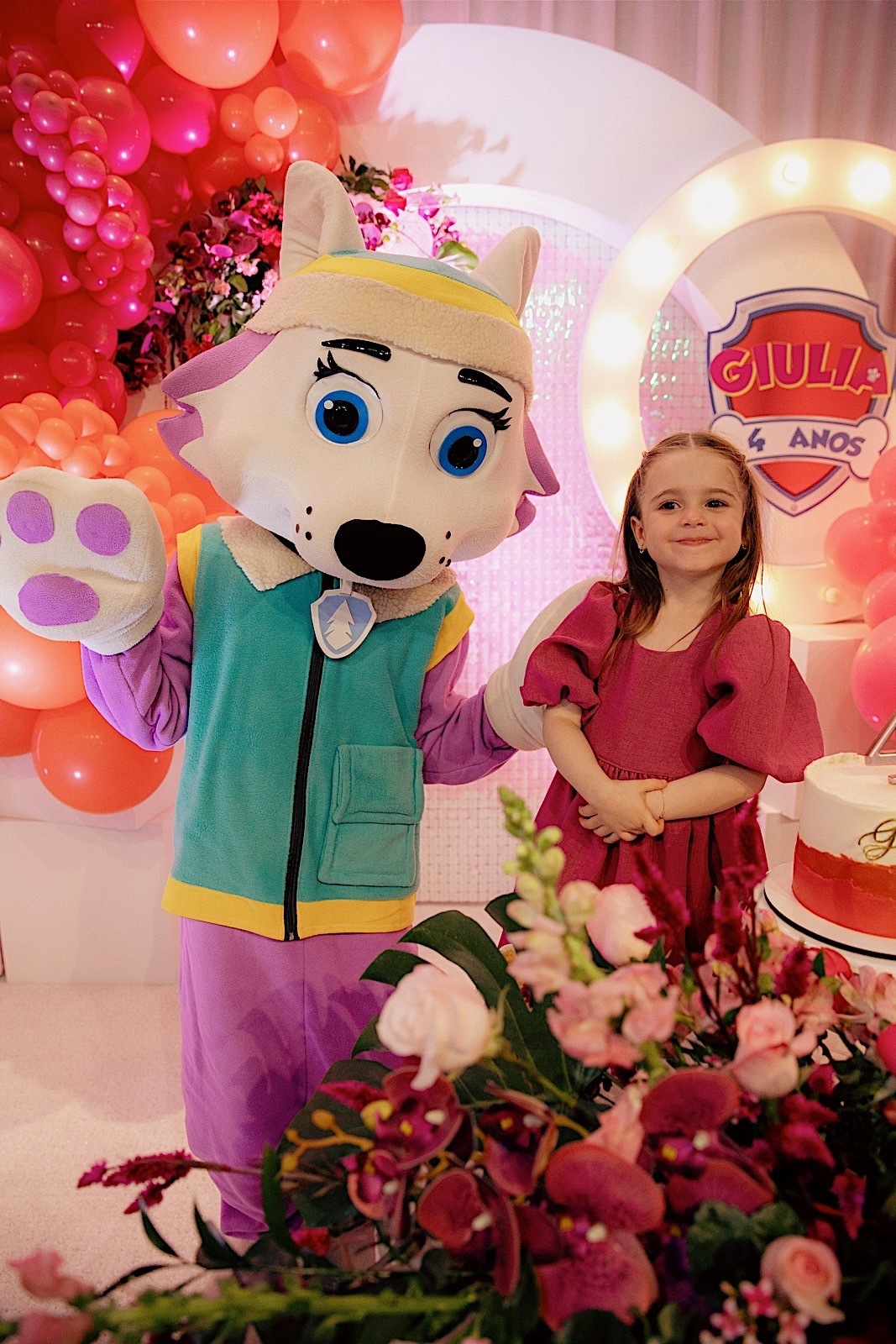  A decoração estava incrível, repleta de detalhes encantadores que refletiam toda a magia do dia.