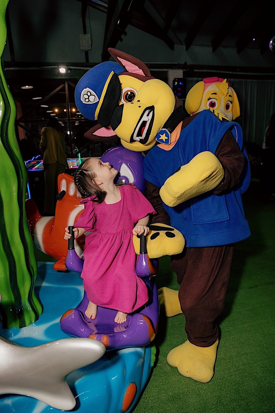  A decoração estava incrível, repleta de detalhes encantadores que refletiam toda a magia do dia.