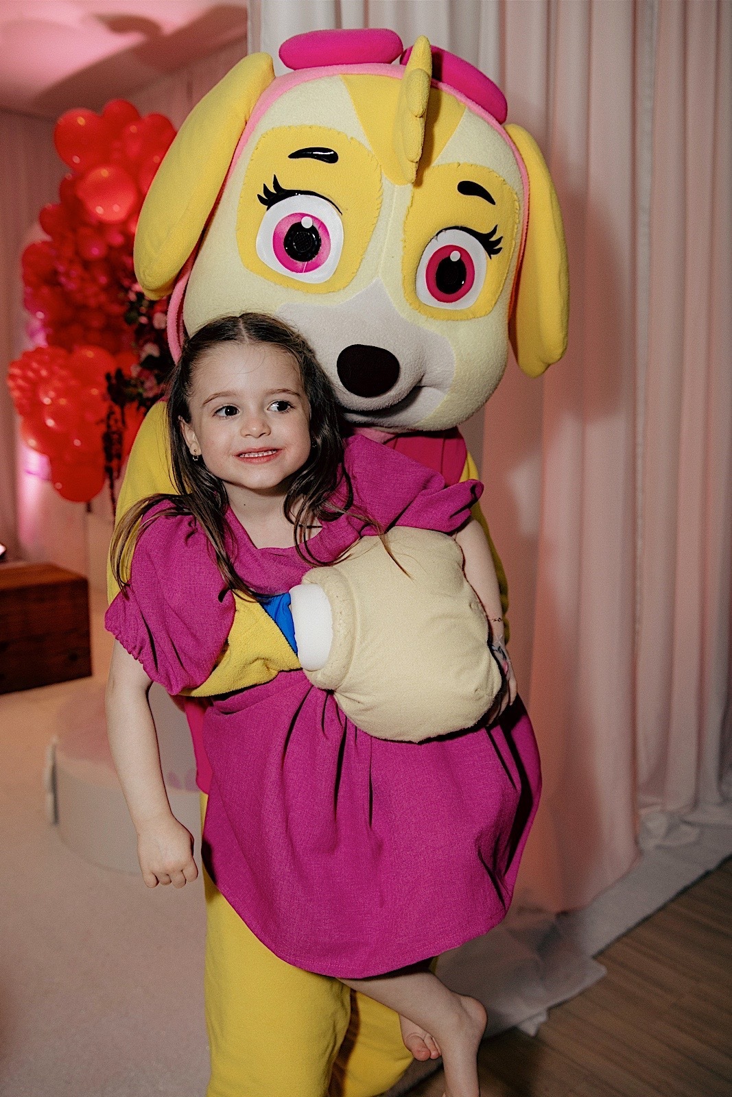  A decoração estava incrível, repleta de detalhes encantadores que refletiam toda a magia do dia.