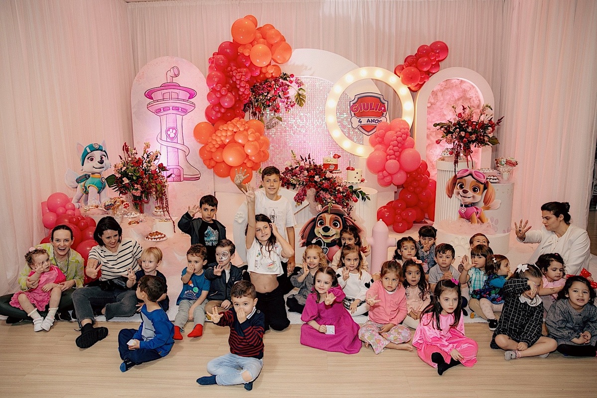  A decoração estava incrível, repleta de detalhes encantadores que refletiam toda a magia do dia.