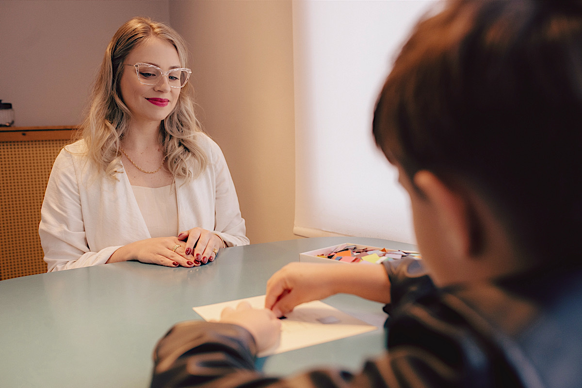 elaine magalhaes - ensaio profissional - consultorio - neuropsicologa - psicologia - neurologia - profissional - sao bento do sul - chroma fotografia
