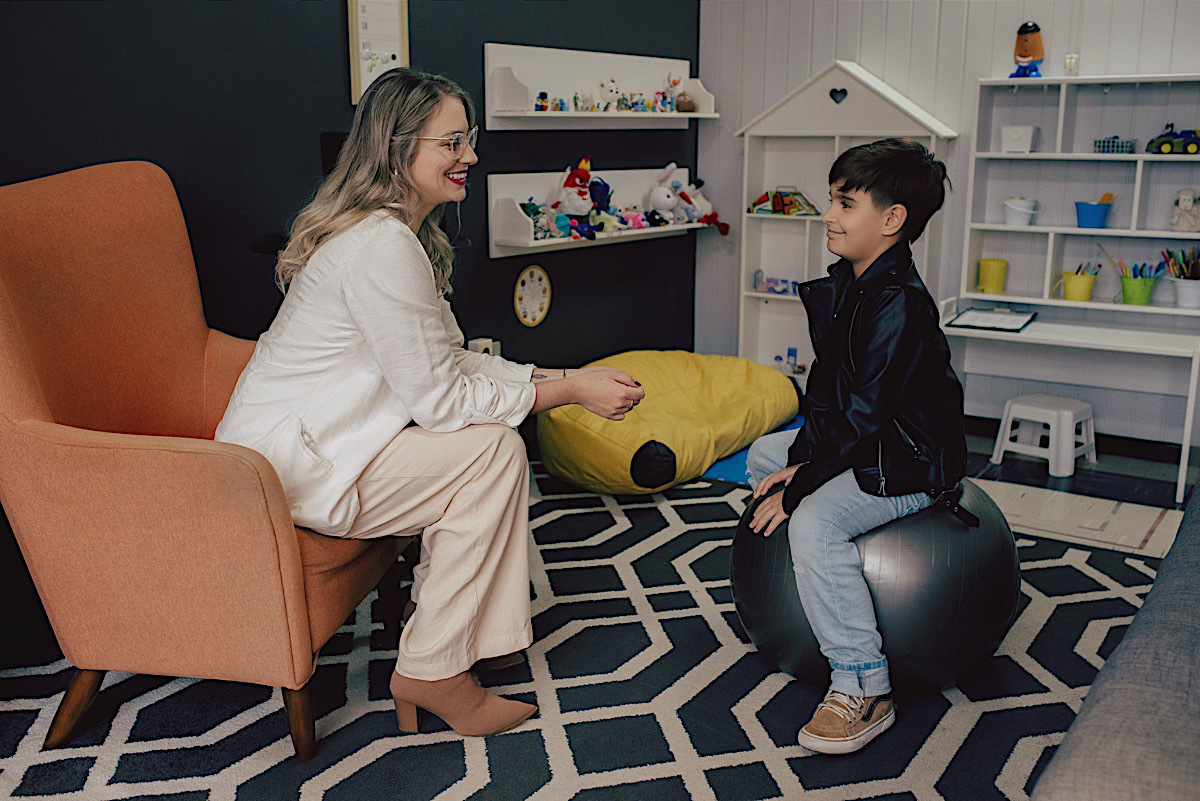 elaine magalhaes - ensaio profissional - consultorio - neuropsicologa - psicologia - neurologia - profissional - sao bento do sul - chroma fotografia