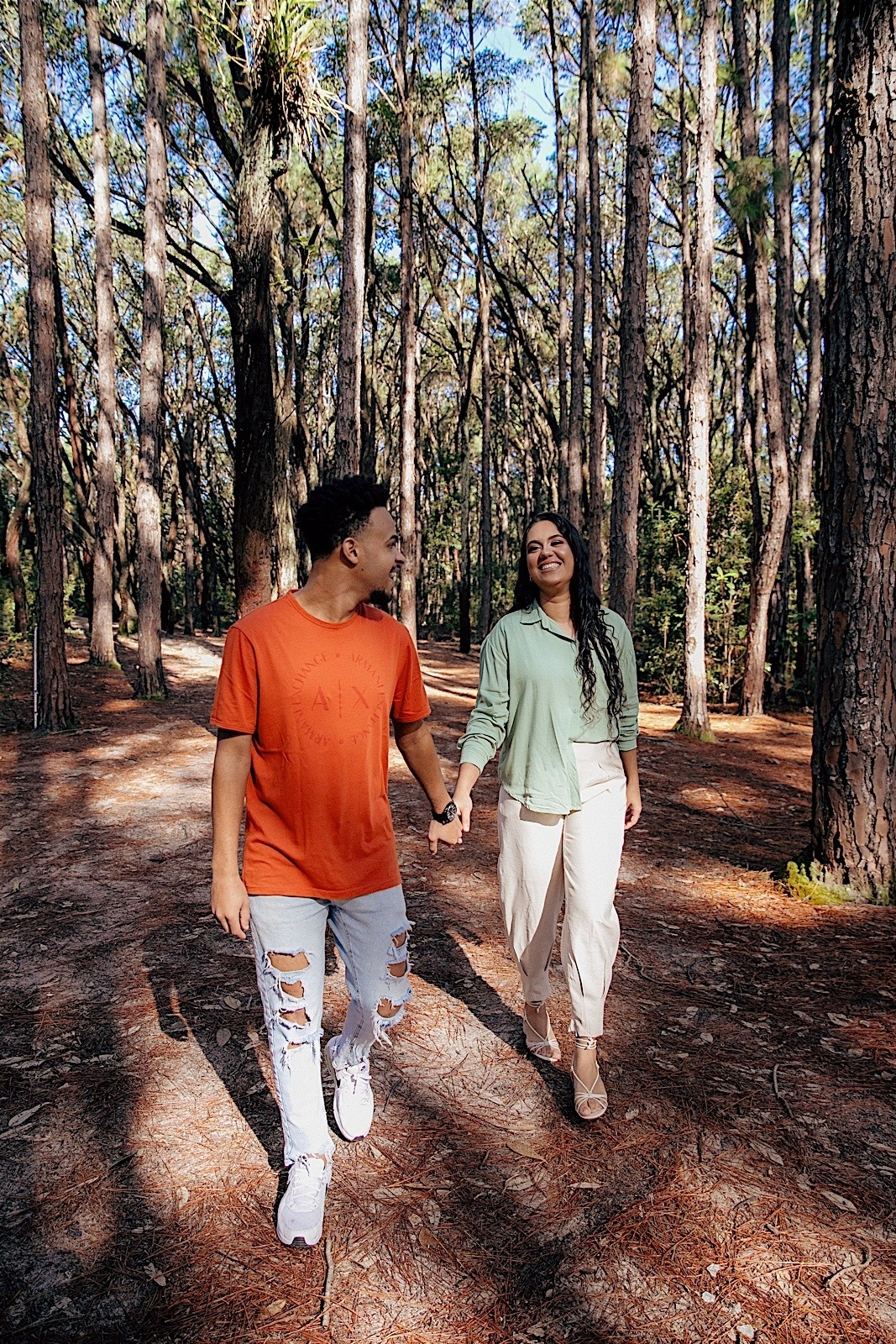 ensaio casal - ensaio no litoral - ensaio pré casamento - pré wedding - noivos 2024 - casamento - Leticia e Joao - ensaio em floripa - chroma fotografia