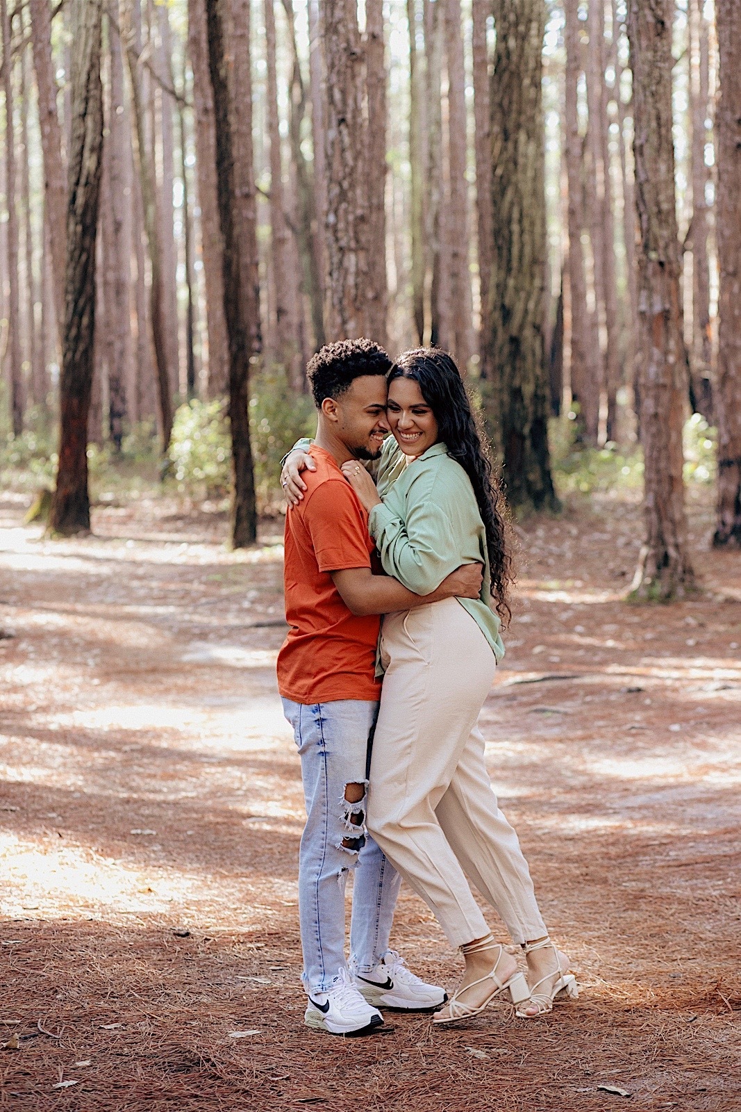 ensaio casal - ensaio no litoral - ensaio pré casamento - pré wedding - noivos 2024 - casamento - Leticia e Joao - ensaio em floripa - chroma fotografia