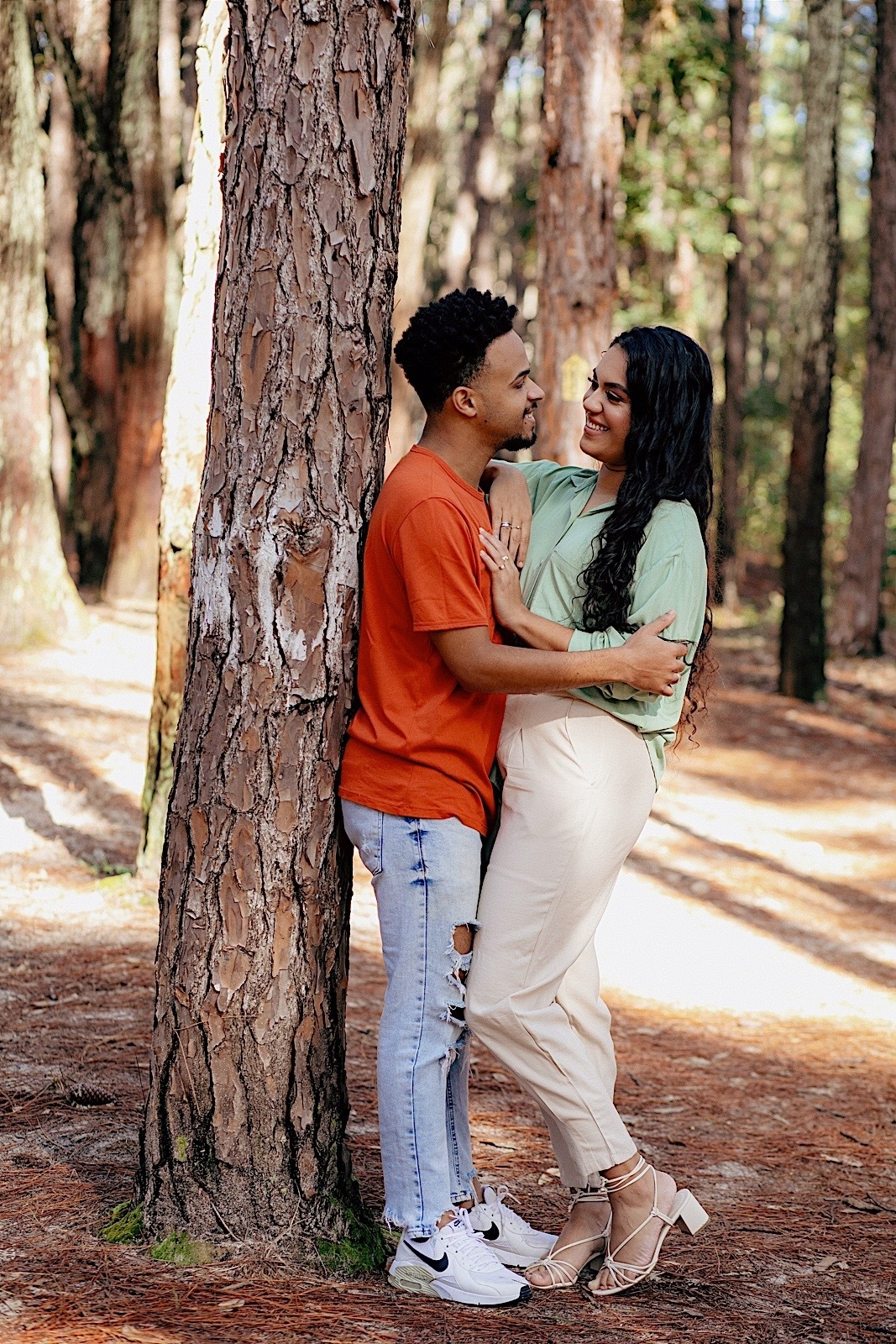 ensaio casal - ensaio no litoral - ensaio pré casamento - pré wedding - noivos 2024 - casamento - Leticia e Joao - ensaio em floripa - chroma fotografia