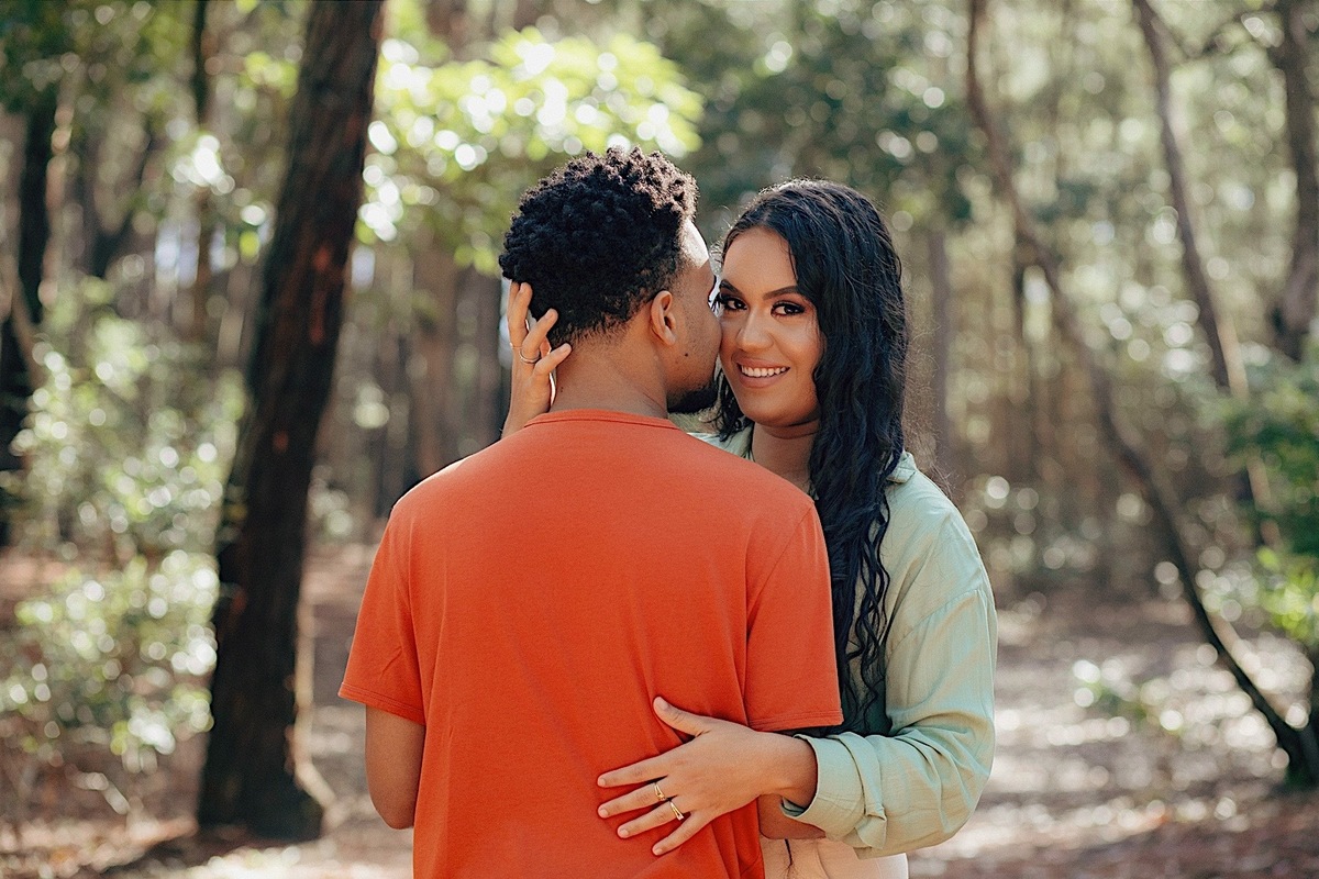 ensaio casal - ensaio no litoral - ensaio pré casamento - pré wedding - noivos 2024 - casamento - Leticia e Joao - ensaio em floripa - chroma fotografia
