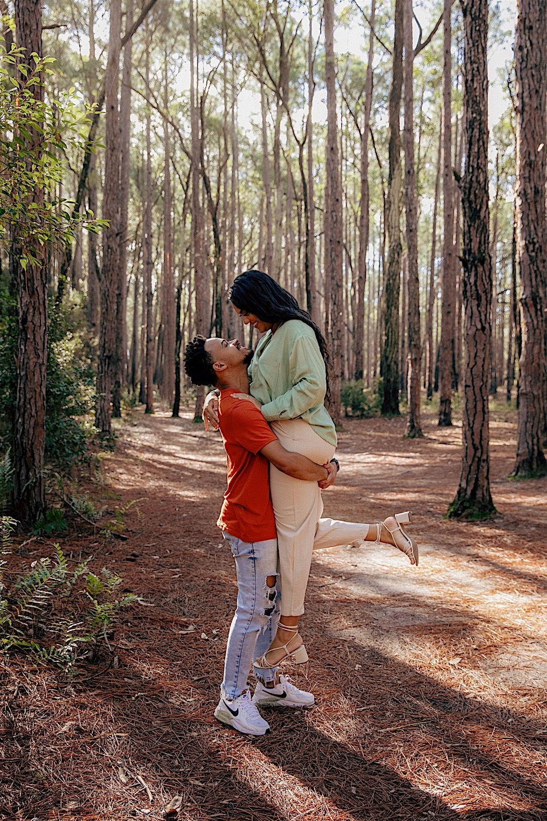 ensaio casal - ensaio no litoral - ensaio pré casamento - pré wedding - noivos 2024 - casamento - Leticia e Joao - ensaio em floripa - chroma fotografia