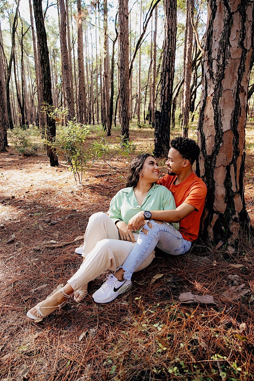 ensaio casal - ensaio no litoral - ensaio pré casamento - pré wedding - noivos 2024 - casamento - Leticia e Joao - ensaio em floripa - chroma fotografia