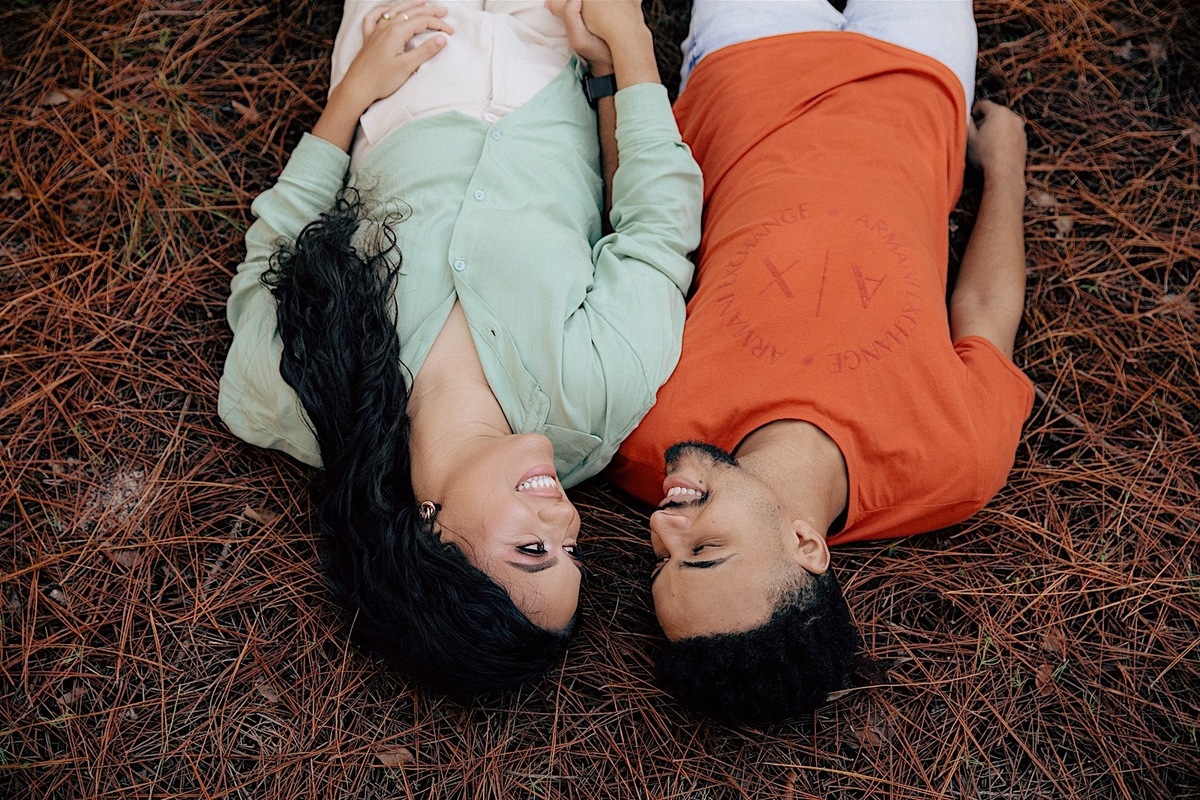 ensaio casal - ensaio no litoral - ensaio pré casamento - pré wedding - noivos 2024 - casamento - Leticia e Joao - ensaio em floripa - chroma fotografia