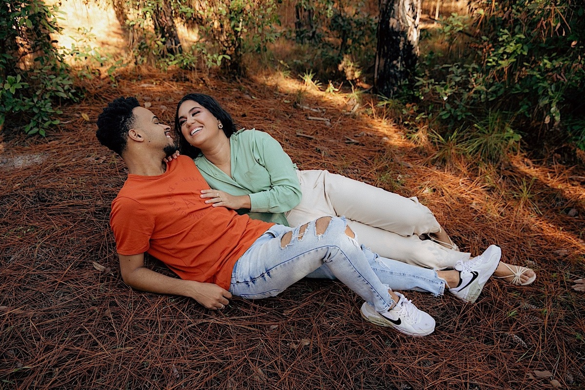 ensaio casal - ensaio no litoral - ensaio pré casamento - pré wedding - noivos 2024 - casamento - Leticia e Joao - ensaio em floripa - chroma fotografia