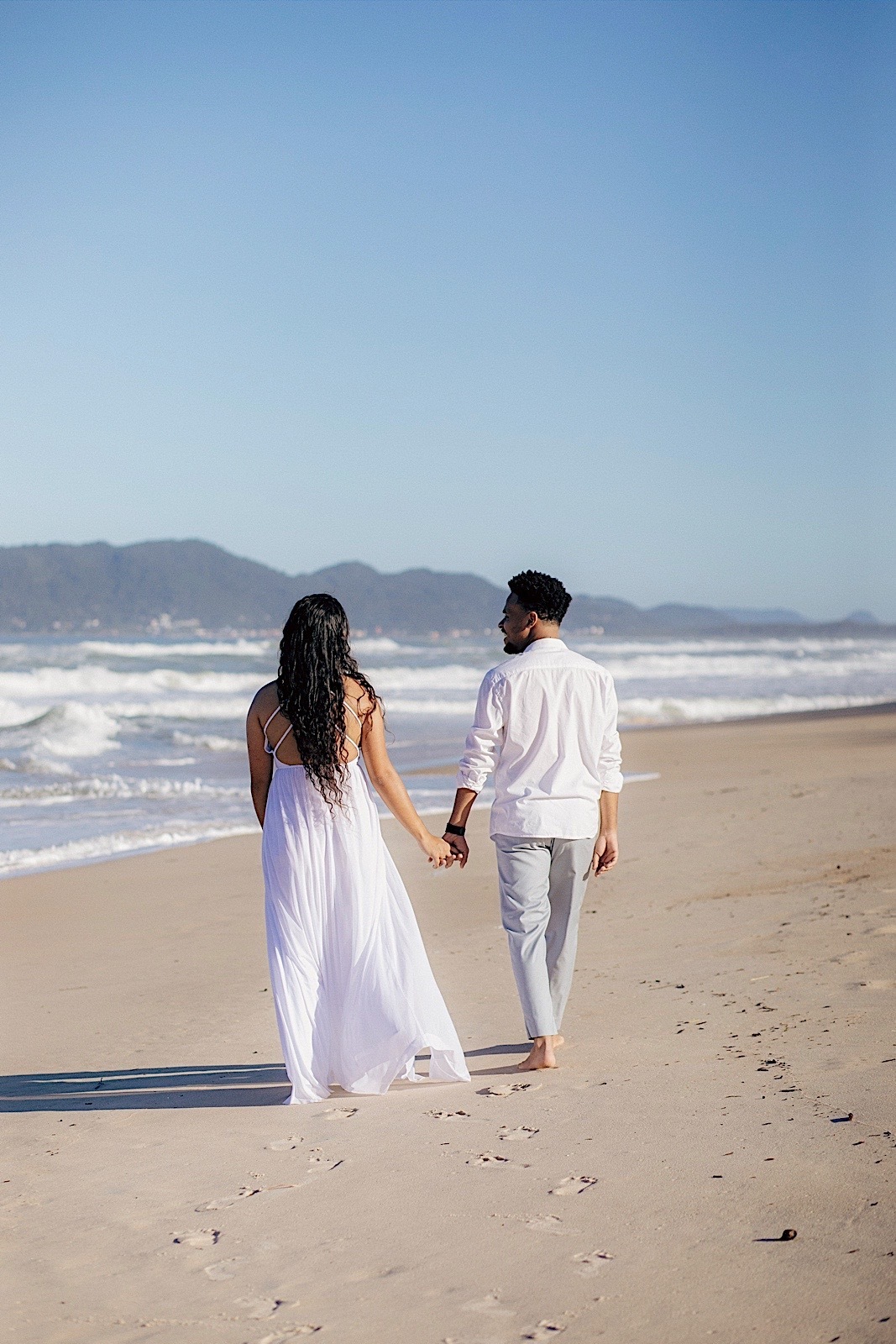 ensaio casal - ensaio no litoral - ensaio pré casamento - pré wedding - noivos 2024 - casamento - Leticia e Joao - ensaio em floripa - chroma fotografia