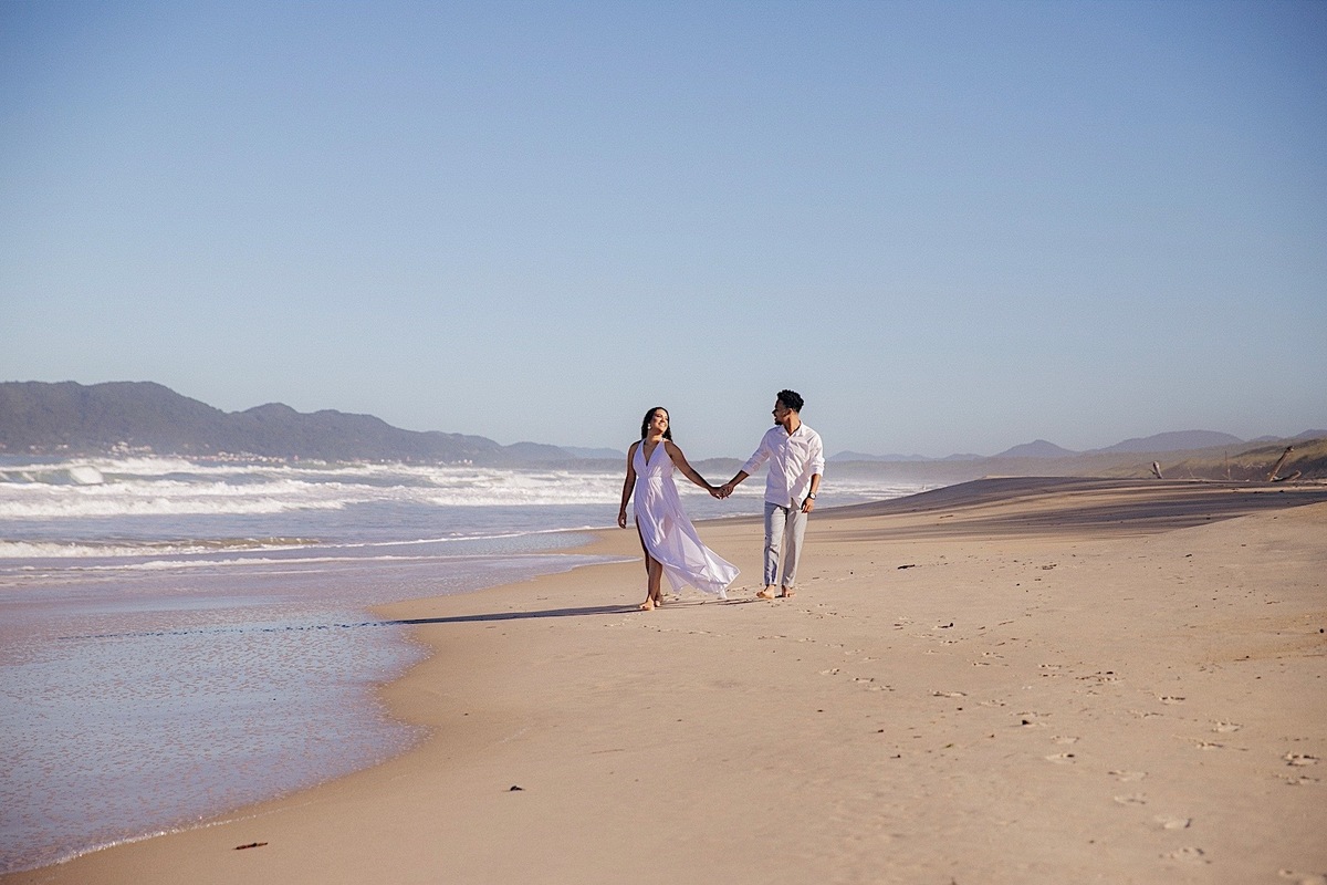 ensaio casal - ensaio no litoral - ensaio pré casamento - pré wedding - noivos 2024 - casamento - Leticia e Joao - ensaio em floripa - chroma fotografia