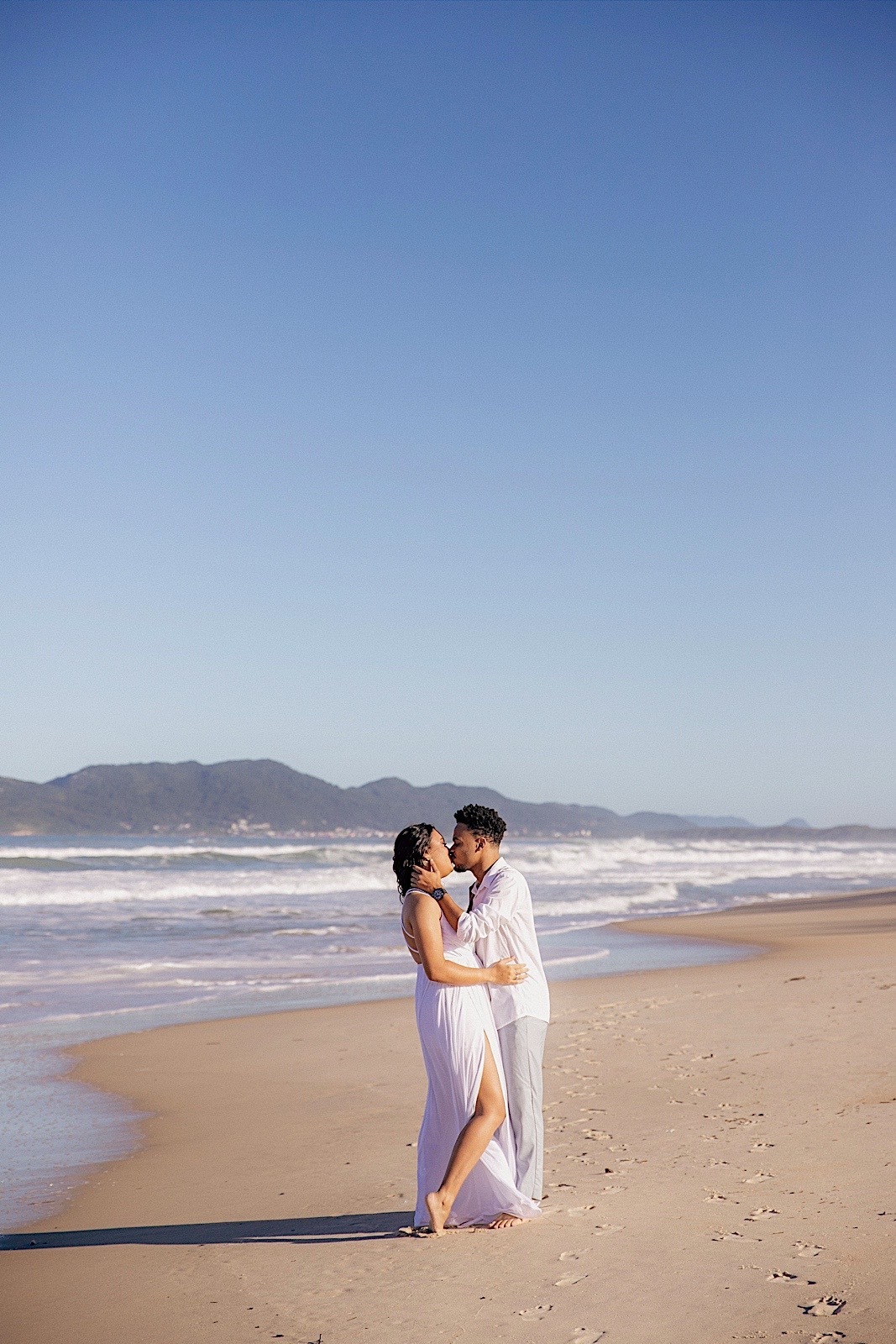 ensaio casal - ensaio no litoral - ensaio pré casamento - pré wedding - noivos 2024 - casamento - Leticia e Joao - ensaio em floripa - chroma fotografia