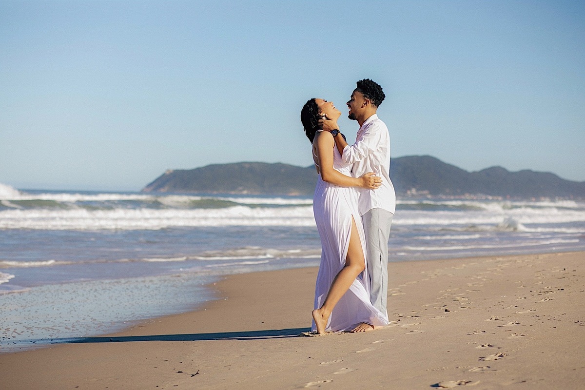 ensaio casal - ensaio no litoral - ensaio pré casamento - pré wedding - noivos 2024 - casamento - Leticia e Joao - ensaio em floripa - chroma fotografia